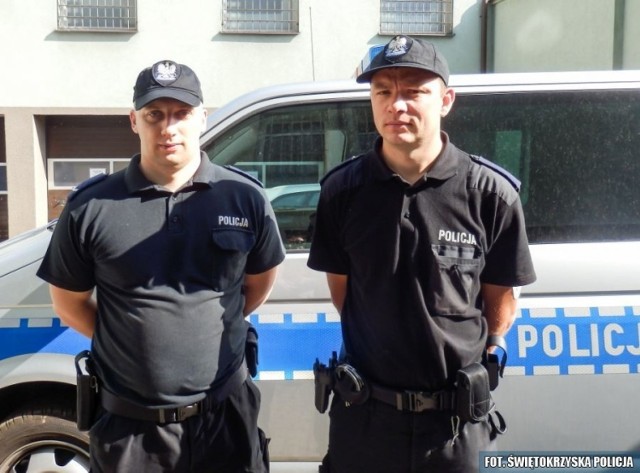 Od lewej: sierżant Krystian Wasik i posterunkowy Sławomir Bednarski, którzy uratowali 41-letniego mieszkańca Ostrowca