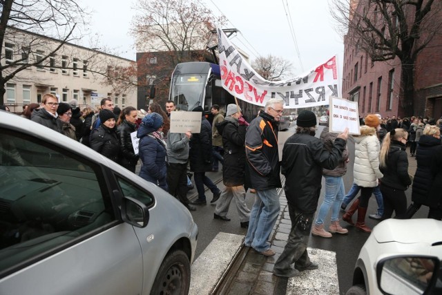 Pierwszy raz we wtorek na Sądowej protestowali pracownicy i sędziowie wrocławskich sądów. Dziś protestować będą kolejny raz.