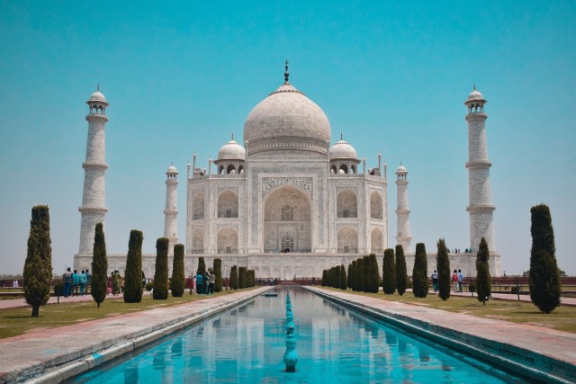 Indie: omikron budzi obawy, loty turystyczne zawieszone do 31 stycznia 2022.

Jedną z najpopularniejszych atrakcji Indii jest Tadż Mahal. To nie pałac, lecz grobowiec, wzniesione w XVII w. mauzoleum żony jednego z władców z dynastii Mogołów.

