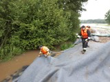 PILNE! W Korfantowie mogą wylać stawy. Na miejscu pracują strażacy