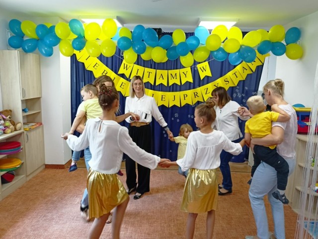 Podczas uroczystości otwarcia  Niepublicznego Terapeutycznego Przedszkola "Niebieska Przystań" w Mogilnie dzieci wraz rodzicami i nauczycielami zaprezentowały program artystyczny