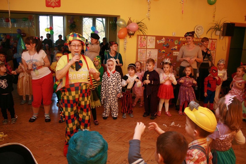 Mali przebierańcy z przedszkola Przyjaciół Książki w Sierakowie