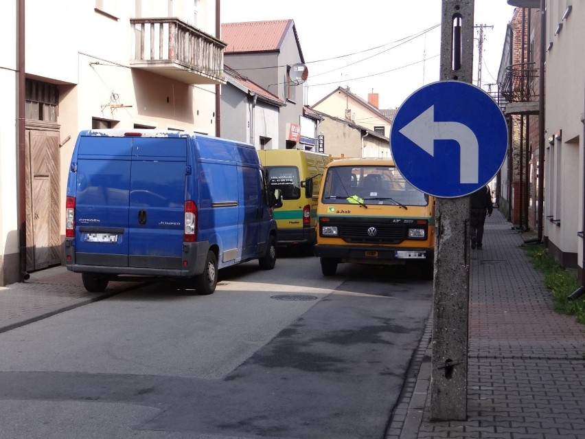 Ulica Kilińskiego w Wieluniu zablokowana. Objazd przez... parking [ZDJĘCIA]