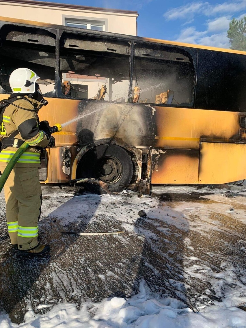Pożar autobusu w Sławnie gasiło kilka jednostek straży pożarnej ZDJĘCIA