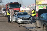 Wrocław. Groźne zderzenie aut na ul. Kiełczowskiej (ZOBACZ ZDJĘCIA)