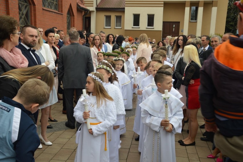 Prawie 100 dzieci przystąpiło do Pierwszej Komunii świętej w parafii Wniebowzięcia NMP w Bolszewie [ZDJĘCIA]