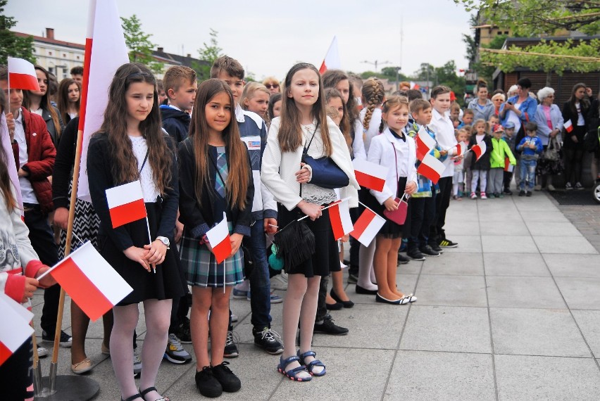 Święto flagi w Tomaszowie Maz. Uroczyste obchody z udziałem władz odbyły się na placu Kościuszki [GALERIA ZDJĘĆ]