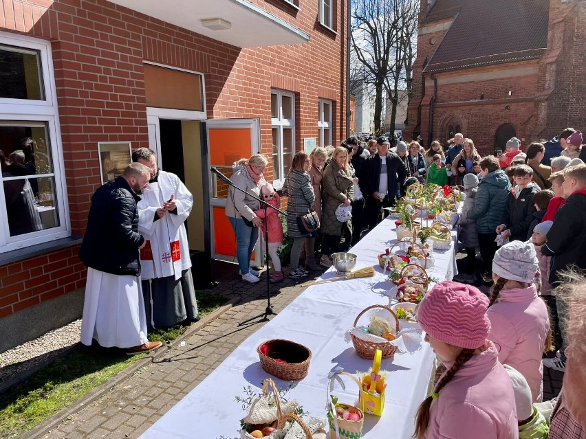 Święcenie pokarmów przy Domu Pielgrzyma przy sanktuarium św. Jakuba Apostoła w Lęborku