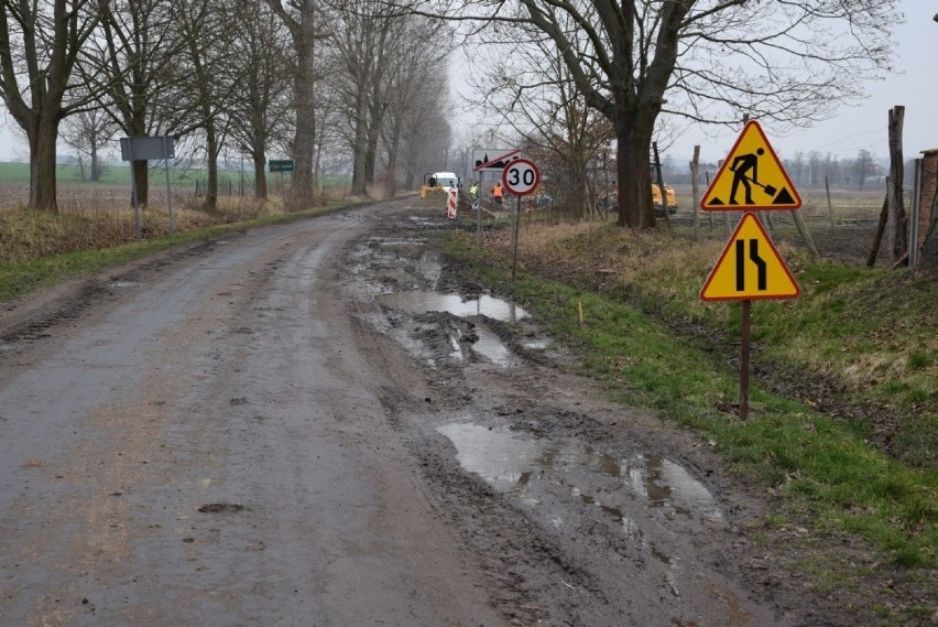 Mimo kapryśnej pogody robotnicy budują ścieżkę rowerową