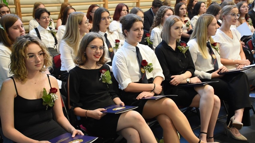 Różyczkowanie maturzystów 2023 w I Liceum Ogólnokształcącym w Brodnicy. Zobacz wideo