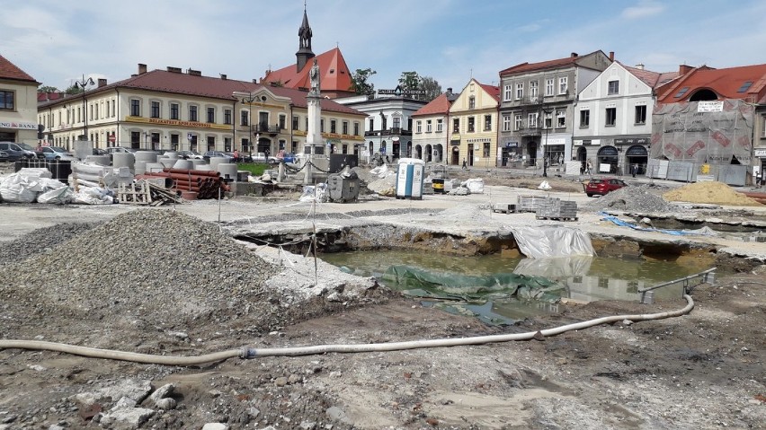 Bochnia. Roboty w ramach rewitalizacji centrum stoją od ponad miesiąca, w wykopach na Rynku utworzyły się zbiorniki z wodą - zobacz zdjęcia