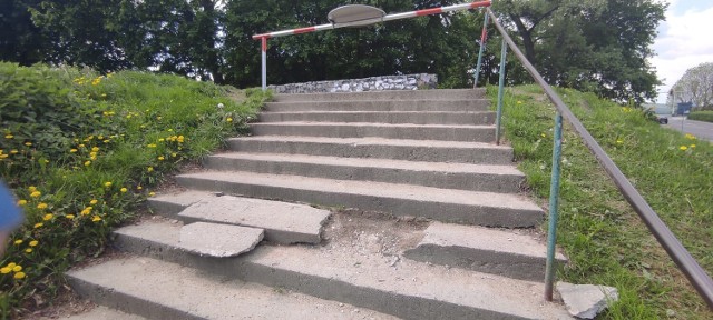 Mieszkańcy często zwracają uwagę na różne, drobne nieprawidłowości. Anna Grad-Mizgała, przewodnicząca Rady Osiedla nr 1 w Przemyślu, zamieściła serię zdjęć uszkodzonych schodów przy Pl. Pileckiego. Po dwóch dniach od publikacji zostały naprawione.