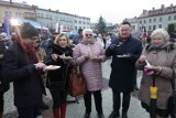 Wigilia na trzebińskim Rynku. Był święty Mikołaj, ciepły poczęstunek i konkursy z nagrodami. Zobacz zdjęcia 