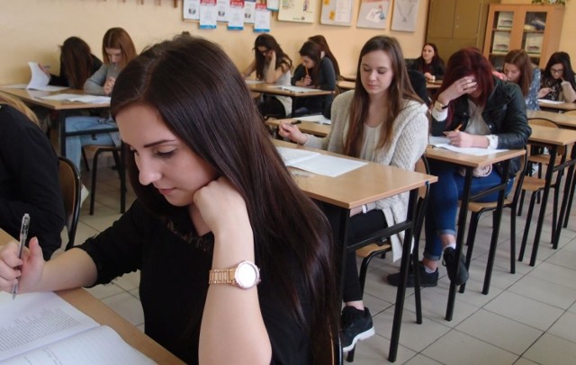W środę ponad 130 maturzystów z Zespołu Szkół Ponadgimnazjalnych numer 3 we Włoszczowie przystąpiło do próbnej matury z języka polskiego.