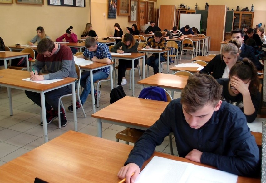 Uczniowie z powiatu włoszczowskiego zmagali się z próbną maturą z języka polskiego