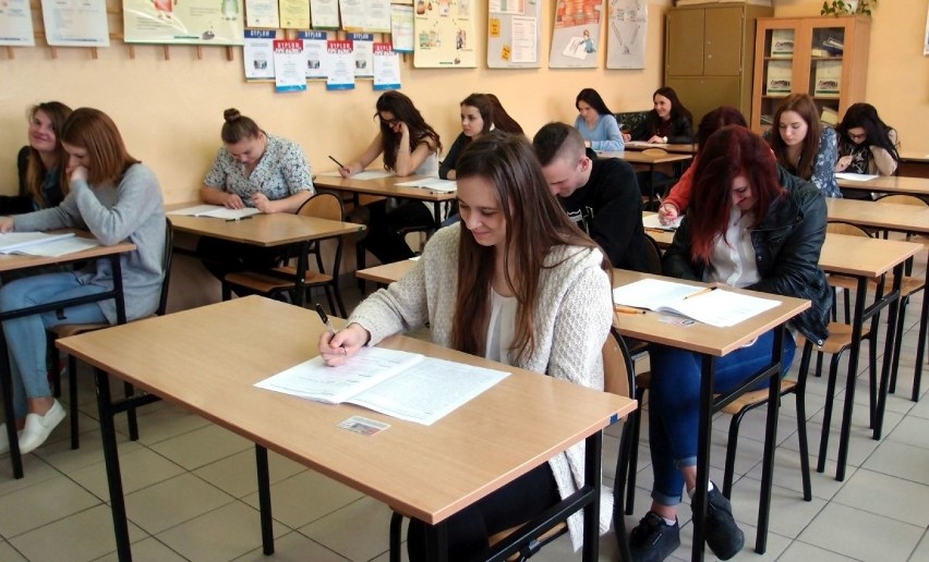 Uczniowie z powiatu włoszczowskiego zmagali się z próbną maturą z języka polskiego