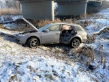W Malerzowicach Wielkich samochód osobowy przebił bariery i spadł z mostu do rzeki