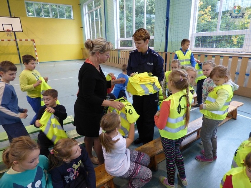 Lęborska policja dała odblaski dzieciom z Nowej Wsi...