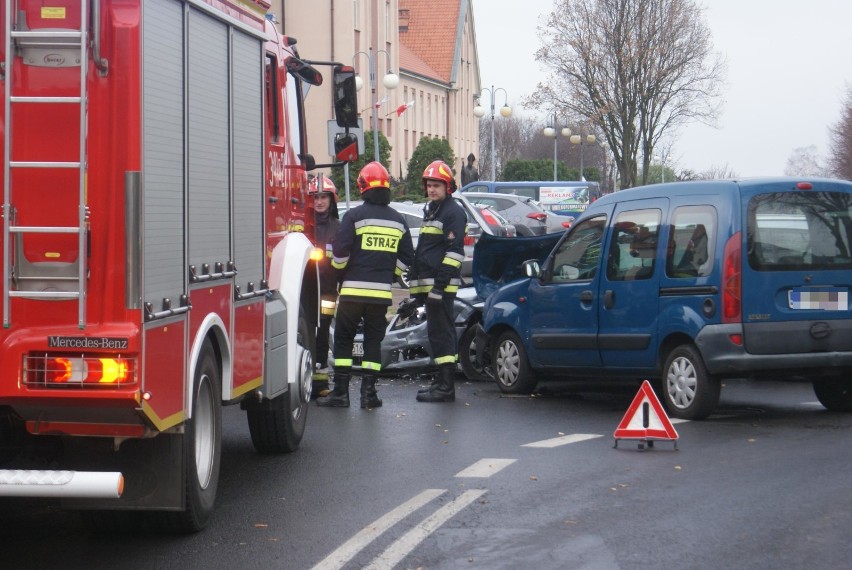 Zderzenie aut na skrzyżowaniu ulic Złotej i Bażanciej w Kaliszu [FOTO]