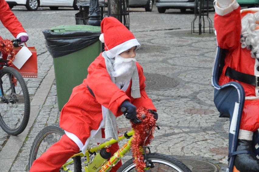 Mikołaje na rowerach ruszyli w miasto obdarowywać dzieci [ZDJĘCIA]