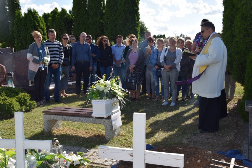 Pogrzeb dzieci utraconych w Suwałkach. 30 dzieci spoczęło w jednym grobie [ZDJĘCIA]