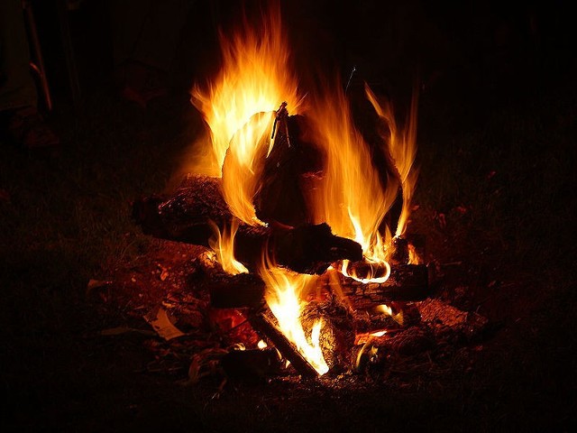 Źródło: http://commons.wikimedia.org/wiki/File:Solstice_fire_Montana.jpg