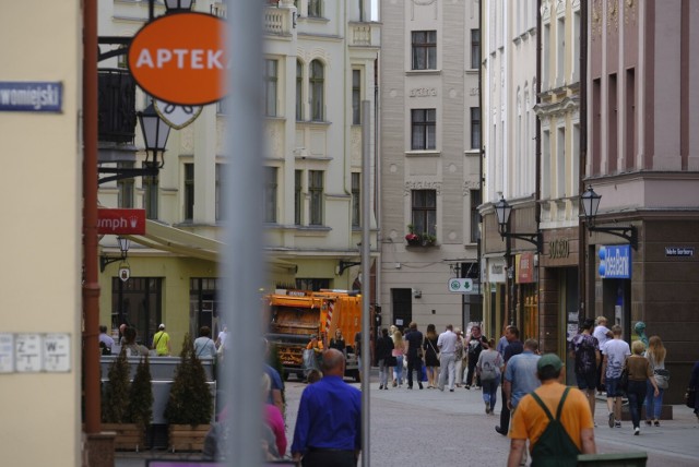 Gdzie w wakacje w Toruniu studenci mają szansę dorobić? Na starówce już krótki spacer wystarczy, żeby znaleźć kilka ofert pracy.