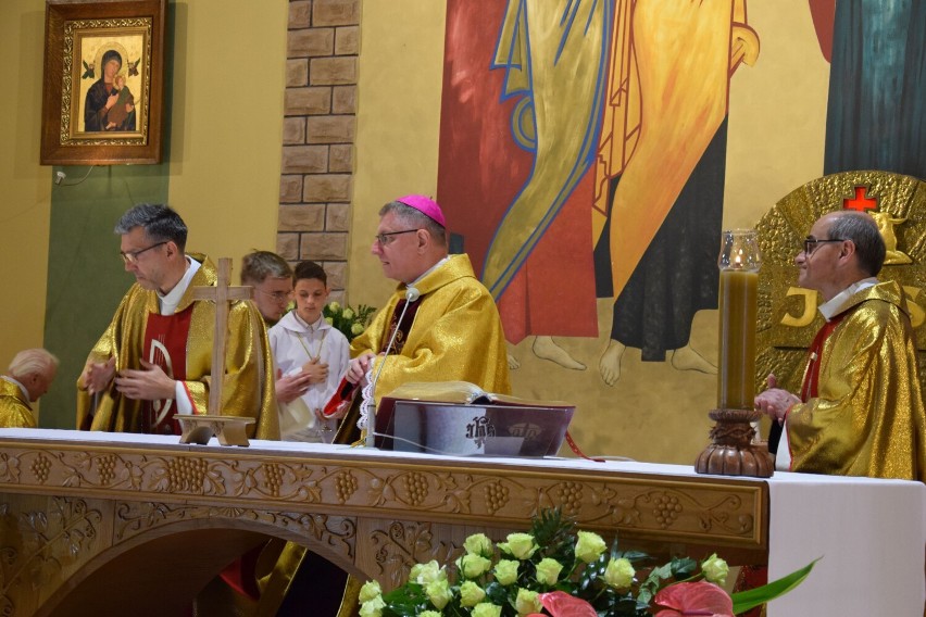 Eucharystię odprawił ksiądz biskup pomocniczy Krzysztof...