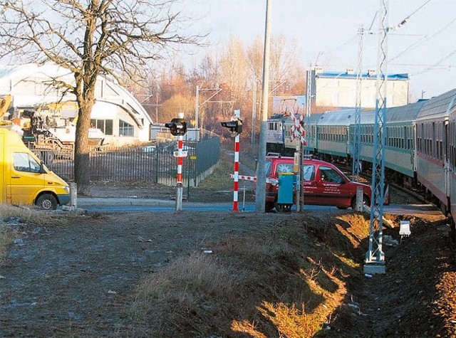 Choć o opuszczanie szlabanu ostrzega sygnalizacja świetlna, niektórzy kierowcy "potrafią" stanąć nie przed, a za szlabanem tuż przy torach...