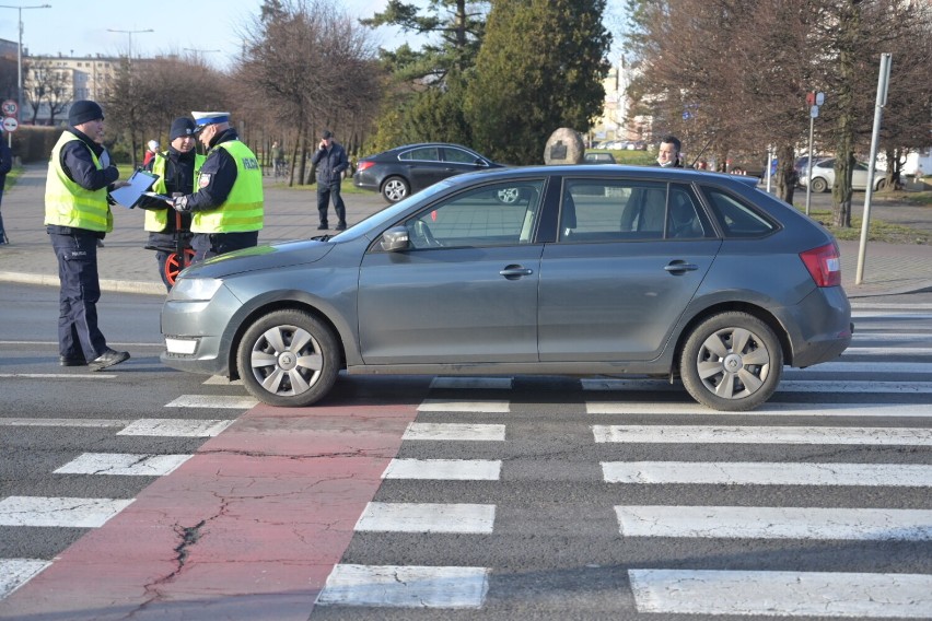 Potrącenie starszej kobiety na "pasach" w centrum Grudziądza. Trafiła do szpitala