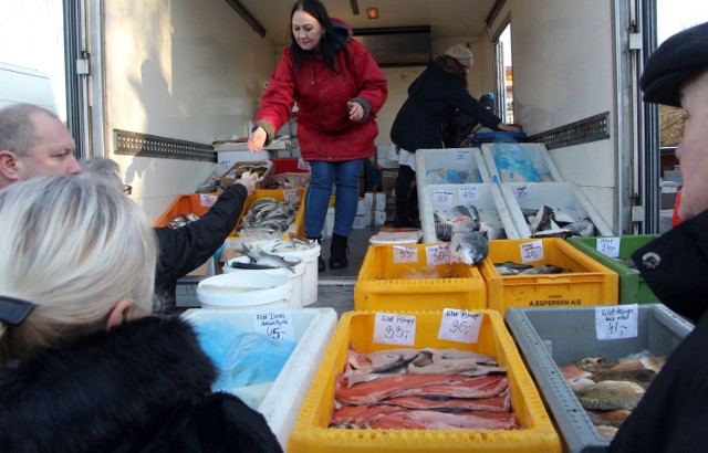 Przed Bożym Narodzeniem bardzo dużym powodzeniem na targowiskach w Grudziądzu cieszą się ryby