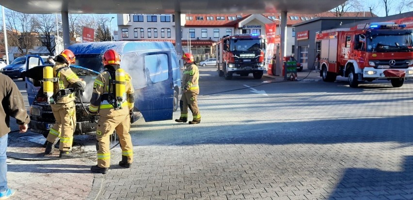Tarnów. Pożar na stacji benzynowej w centrum miasta. Strażacy gasili płonącego busa [ZDJĘCIA]