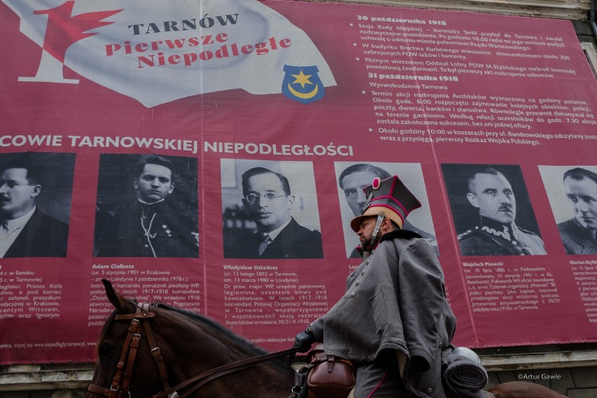 Wojskowa kawaleria defilowała na ulicach Tarnowa tak, jak 100 lat temu. Tak obchodzono jubileusz 5 Pułku Strzelców Konnych [ZDJĘCIA] 