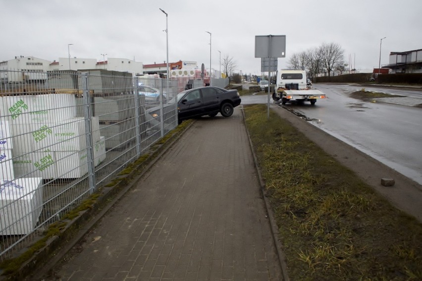 Kolizja na ulicy Poznańskiej w Słupsku. Najpierw w słupek, potem w płot  [ZDJĘCIA, WIDEO]