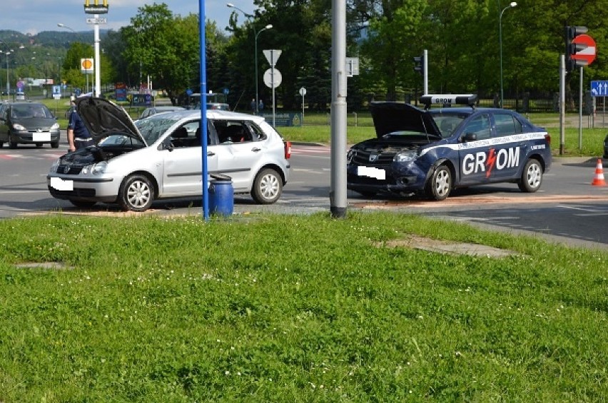 Nowy Sącz: Zderzenie na rondzie Solidarności. Cztery osoby ranne