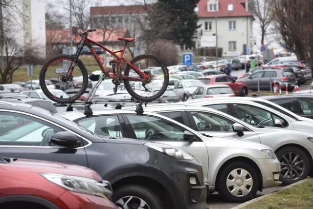 Zielonogórzanie regularnie narzekają na brak miejsc parkingowych. Problem jest powszechny m.in. przy Szpitalu Uniwersyteckim oraz w śródmieściu