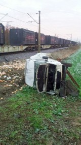 Subkowy: pociąg uderzył w samochód z pieczywem! [ZDJĘCIA, AKTUALIZACJA]