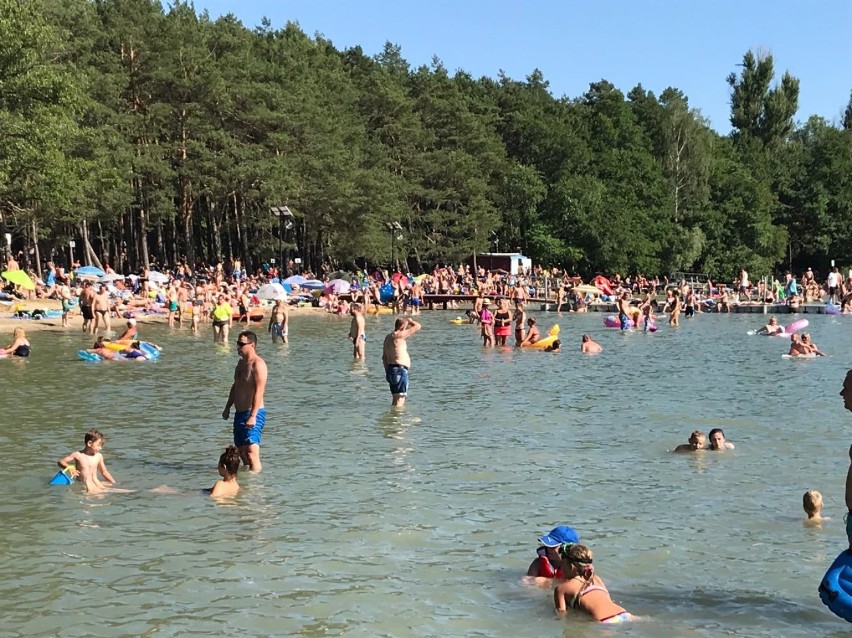 Niedzielne tłumy nad jeziorem w Lubikowie