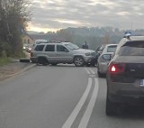 Wypadek na drodze wojewódzkiej pod Krakowem. Zderzenie dwóch samochodów i duże utrudnienia w ruchu