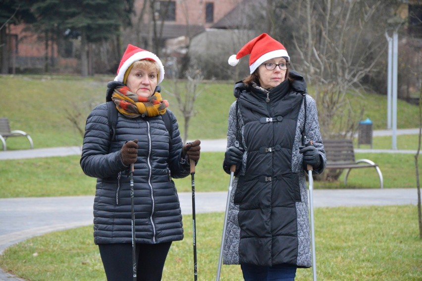 Miłośnicy nordic walkingu w Staszowie wzięli udział w marszu w poszukiwaniu świętego Mikołaja