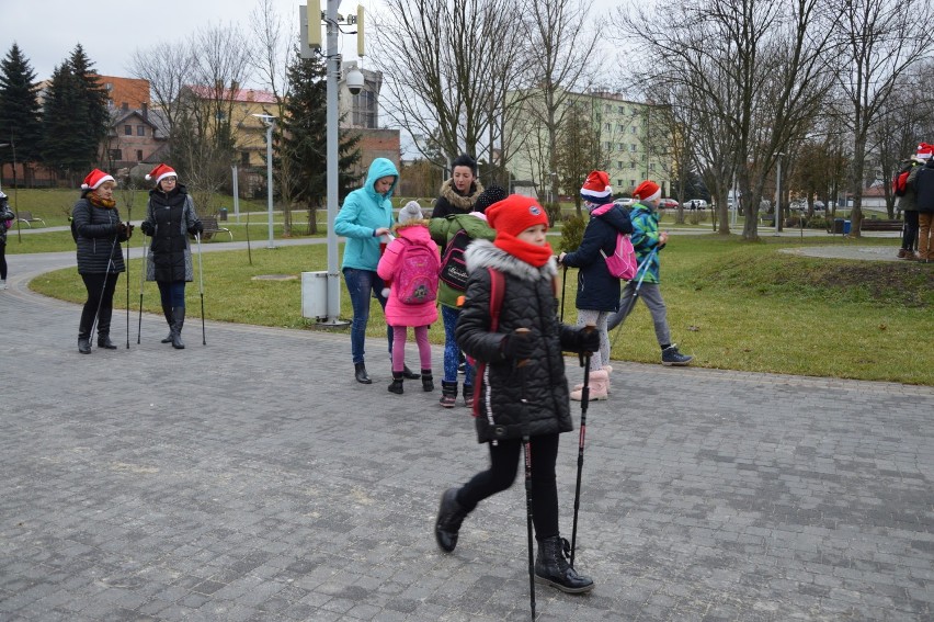 Miłośnicy nordic walkingu w Staszowie wzięli udział w marszu w poszukiwaniu świętego Mikołaja