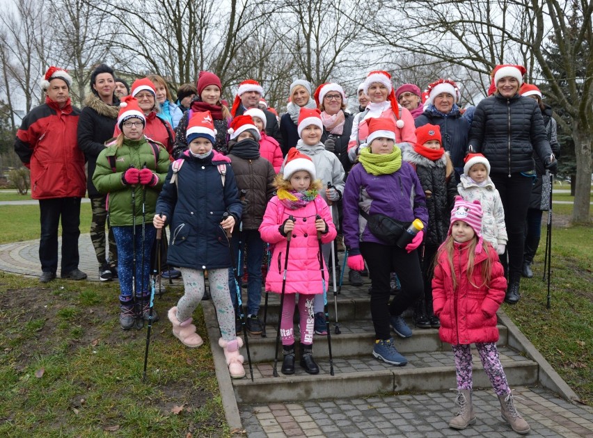 Miłośnicy nordic walkingu w Staszowie wzięli udział w marszu w poszukiwaniu świętego Mikołaja