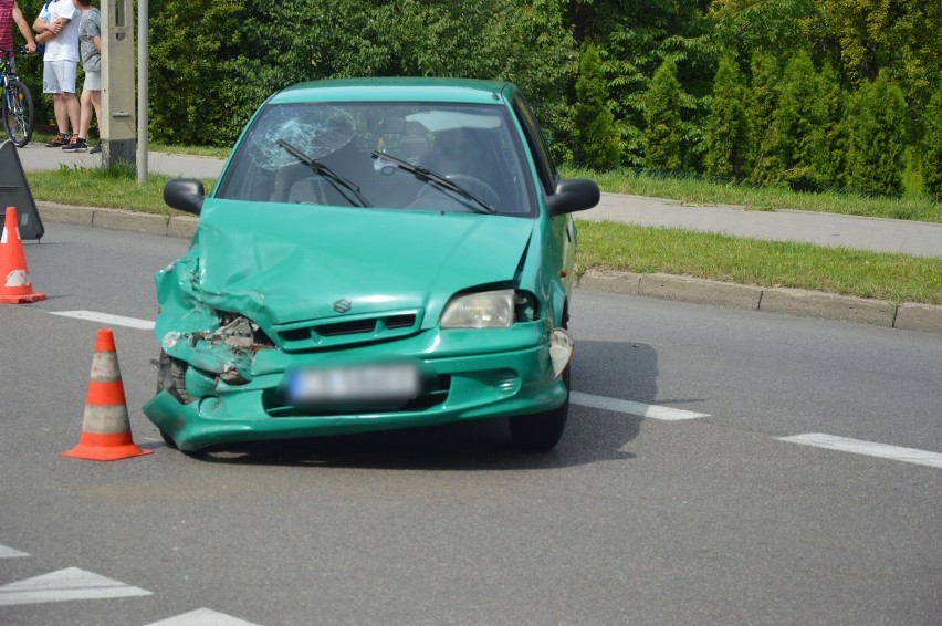 Wypadek na skrzyżowaniu w Kartuzach. Do szpitala przewieziono dwie osoby, w tym kobietę w ciąży