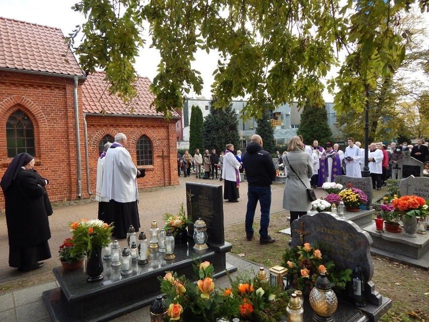 Wszystkich Świętych w Ustce. Słoneczna pogoda i tłumy...