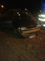 Wypadek w Woli Adamowej. Samochód dachował, uderzył w znak i wjechał w pole [zdjęcia]