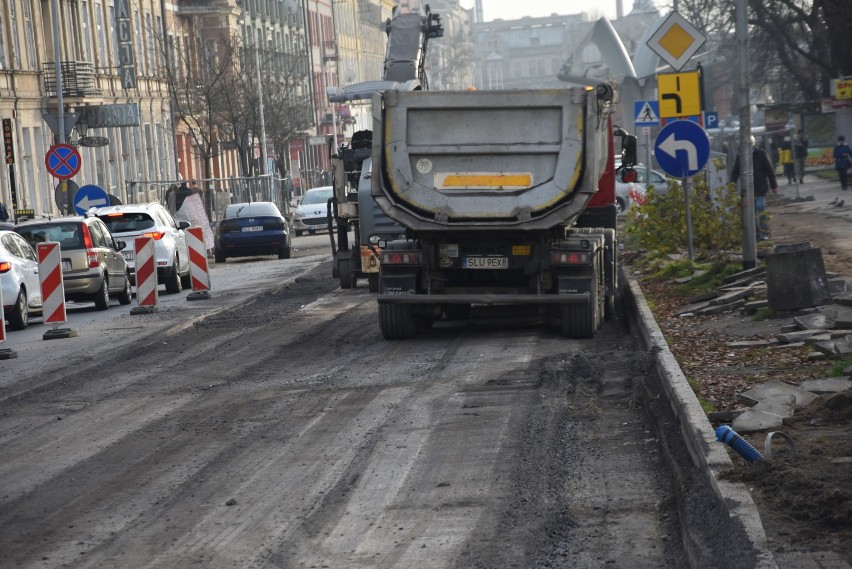 Na ulicy Piłsudskiego kładą asfalt.Są utrudnienia  w ruchu  ZDJĘCIA 