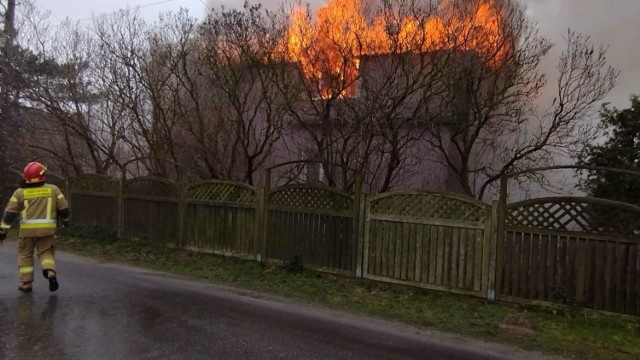 Kilkanaście zastępów straży gasiło pożar domu w Wilkowicach