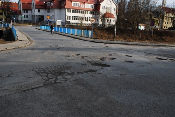 fatalny stan nawierzchni jest na skrzyżowaniu ulic Bronisława Czecha i Grunwaldzkiej (droga do Limanowskiego Domu Kultury)