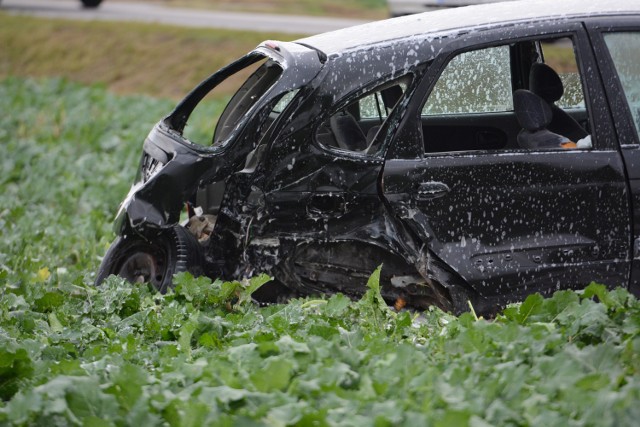 Jeden z samochodów wypadł z drogi i zatrzymał się w polu