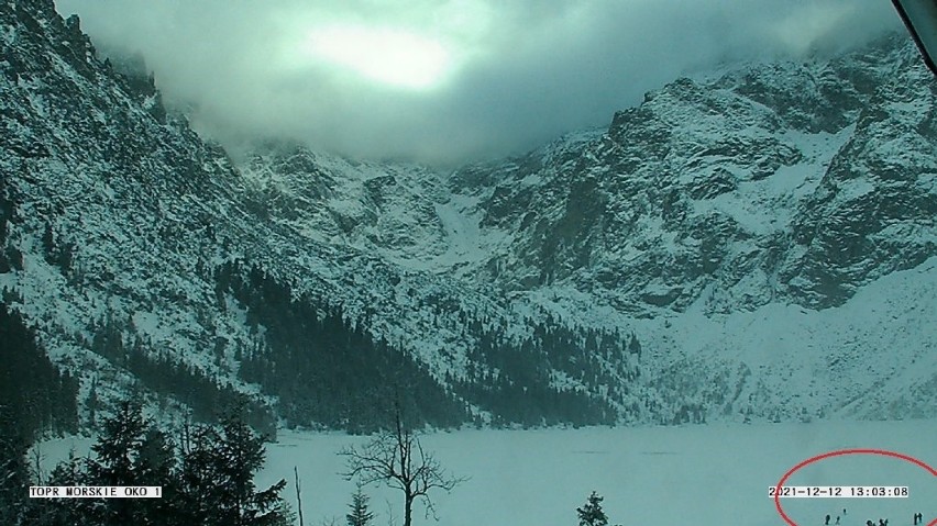 Morskie Oko. TPN apeluje, by nie wchodzić na lód. A turyści i tak swoje. Robią sobie wycieczki po stawie [ZDJĘCIA]